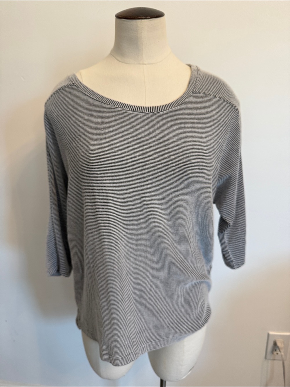 Artisan Ny Narrow Gray & White Scoop-Neck Stripe Top Size Small